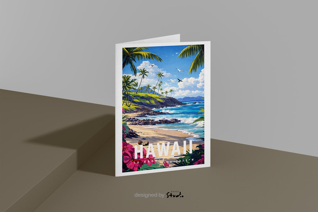 Illustrative Grußkarte mit tropischem Hawaii-Strandmotiv. Zu sehen sind ein sonniger Sandstrand, türkisblaues Meer mit sanften Wellen, Palmen entlang der Küste und üppige pinkfarbene Blumen im Vordergrund. Im Hintergrund erheben sich grüne Hügel unter einem blauen Himmel mit weißen Wolken. Das Motiv vermittelt Urlaubsgefühl, Wärme und Fernweh und eignet sich ideal als Reise-Grußkarte, Urlaubsgruß, Sommerkarte oder Geschenk für Hawaii- und Strandliebhaber.