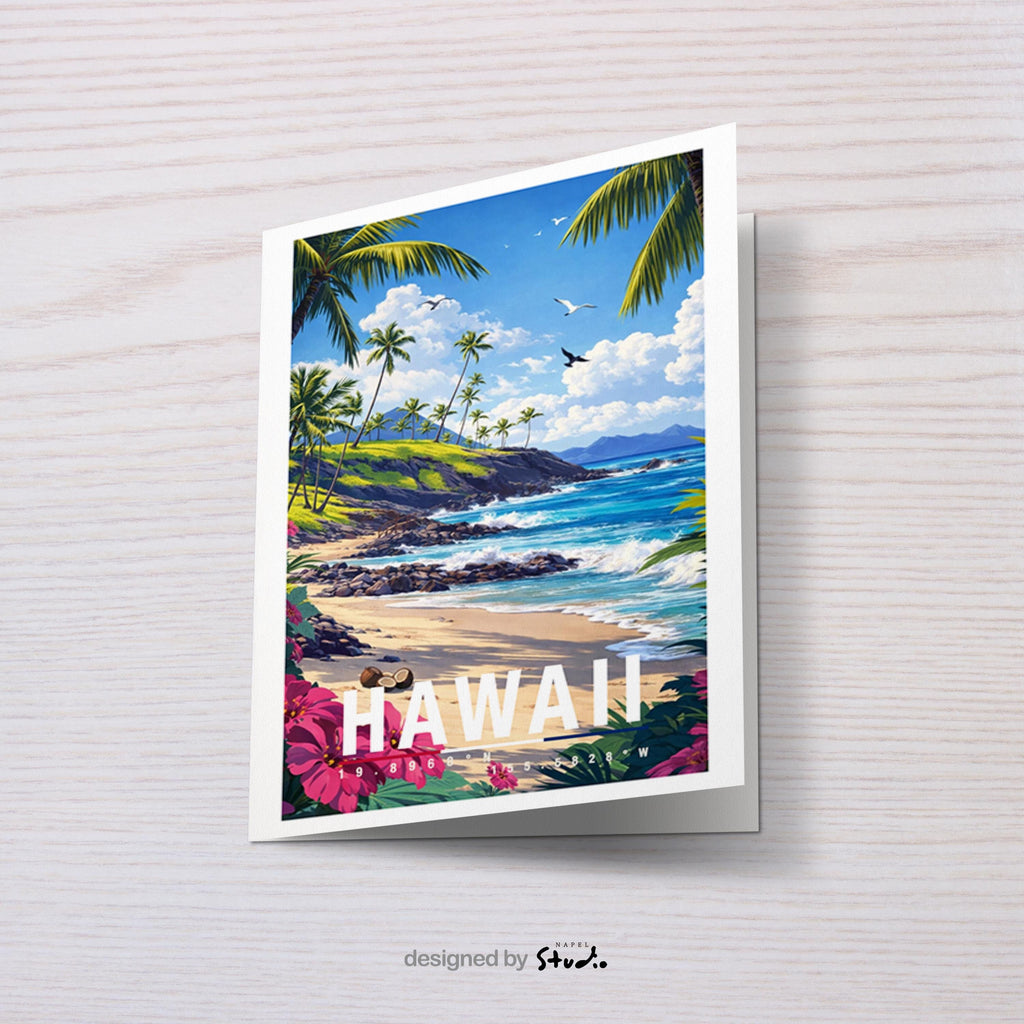 Illustrative Grußkarte mit tropischem Hawaii-Strandmotiv. Zu sehen sind ein sonniger Sandstrand, türkisblaues Meer mit sanften Wellen, Palmen entlang der Küste und üppige pinkfarbene Blumen im Vordergrund. Im Hintergrund erheben sich grüne Hügel unter einem blauen Himmel mit weißen Wolken. Das Motiv vermittelt Urlaubsgefühl, Wärme und Fernweh und eignet sich ideal als Reise-Grußkarte, Urlaubsgruß, Sommerkarte oder Geschenk für Hawaii- und Strandliebhaber.