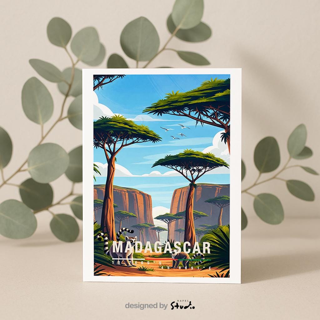 Illustrative Grußkarte mit einer warmen, farbenfrohen Landschaft aus Madagaskar. Im Vordergrund stehen zwei Lemuren auf einem sandfarbenen Pfad, umgeben von üppigem Grün und typischen Pflanzen. Hohe, charakteristische Bäume mit flachen Kronen prägen die Szenerie, während sich im Hintergrund felsige Schluchten und eine weite Naturkulisse unter blauem Himmel mit sanften Wolken erstrecken. Fliegende Vögel verleihen dem Motiv Leichtigkeit und Tiefe. Die Karte vermittelt Abenteuer, Exotik.