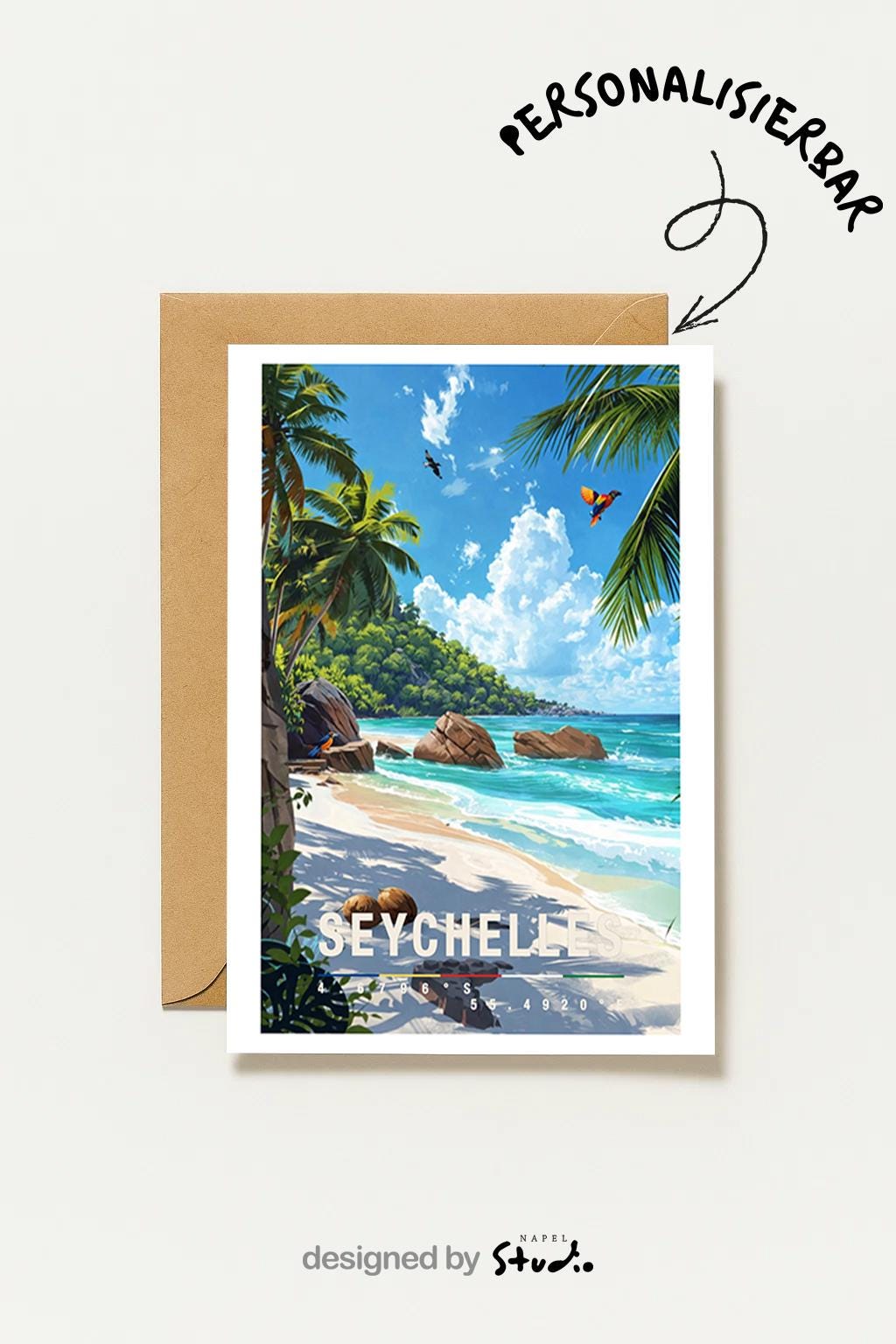 Illustrative Grußkarte mit paradiesischem Seychellen-Strandmotiv. Zu sehen ist ein heller Sandstrand mit türkisfarbenem, klarem Meer, sanften Wellen und großen, charakteristischen Granitfelsen entlang der Küste. Hohe Palmen rahmen das Bild ein und werfen weiche Schatten auf den Strand. Im Hintergrund erstreckt sich eine grüne Insel unter einem leuchtend blauen Himmel mit weißen Wolken. Das Motiv vermittelt Ruhe.