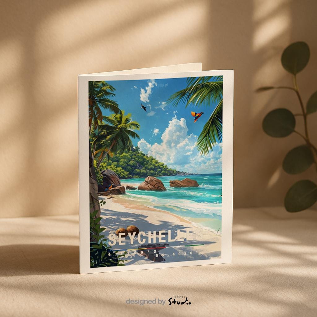Illustrative Grußkarte mit paradiesischem Seychellen-Strandmotiv. Zu sehen ist ein heller Sandstrand mit türkisfarbenem, klarem Meer, sanften Wellen und großen, charakteristischen Granitfelsen entlang der Küste. Hohe Palmen rahmen das Bild ein und werfen weiche Schatten auf den Strand. Im Hintergrund erstreckt sich eine grüne Insel unter einem leuchtend blauen Himmel mit weißen Wolken. Das Motiv vermittelt Ruhe.