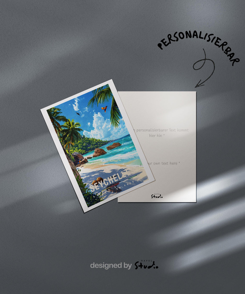 Illustrative Grußkarte mit paradiesischem Seychellen-Strandmotiv. Zu sehen ist ein heller Sandstrand mit türkisfarbenem, klarem Meer, sanften Wellen und großen, charakteristischen Granitfelsen entlang der Küste. Hohe Palmen rahmen das Bild ein und werfen weiche Schatten auf den Strand. Im Hintergrund erstreckt sich eine grüne Insel unter einem leuchtend blauen Himmel mit weißen Wolken. Das Motiv vermittelt Ruhe.