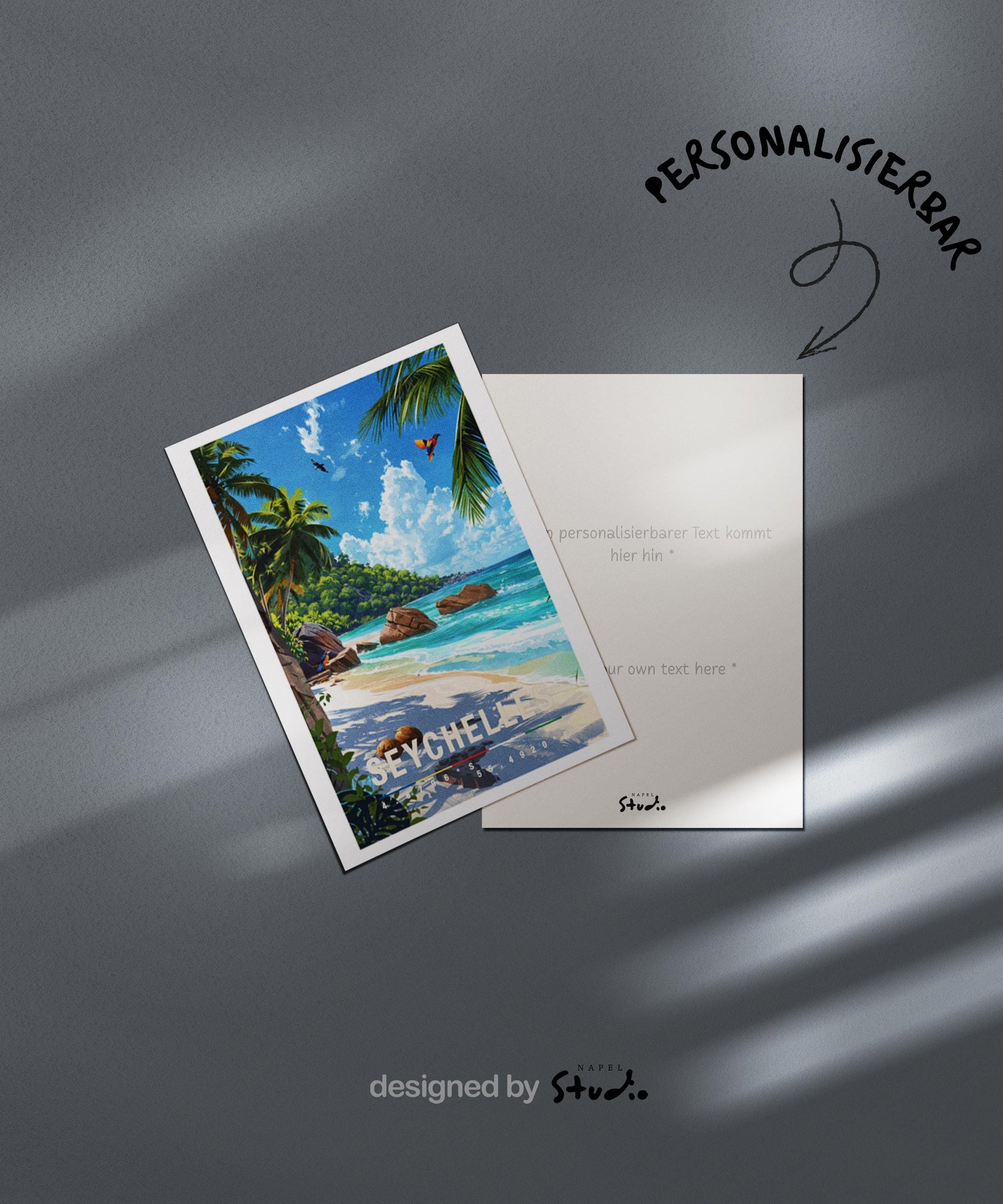 Illustrative Grußkarte mit paradiesischem Seychellen-Strandmotiv. Zu sehen ist ein heller Sandstrand mit türkisfarbenem, klarem Meer, sanften Wellen und großen, charakteristischen Granitfelsen entlang der Küste. Hohe Palmen rahmen das Bild ein und werfen weiche Schatten auf den Strand. Im Hintergrund erstreckt sich eine grüne Insel unter einem leuchtend blauen Himmel mit weißen Wolken. Das Motiv vermittelt Ruhe.