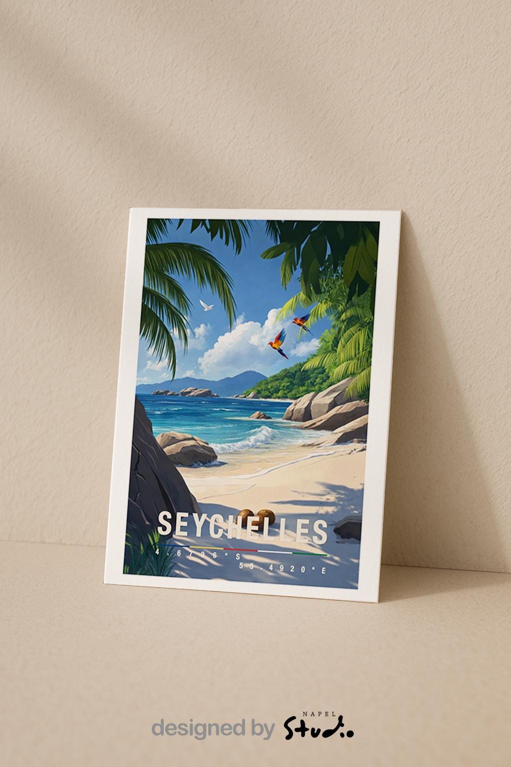 Illustrative Grußkarte mit idyllischem Seychellen-Motiv. Ein ruhiger Sandstrand zieht sich entlang der Küste, umgeben von türkisblauem Meer und sanft brechenden Wellen. Große, runde Granitfelsen liegen am Ufer und im Wasser, während dichte Palmen und tropische Pflanzen das Motiv natürlich einrahmen. Der Himmel ist klar und hellblau mit leichten Wolken und vermittelt Weite und Ruhe. Die Szene strahlt Entspannung, Exotik und Urlaubsgefühl aus.