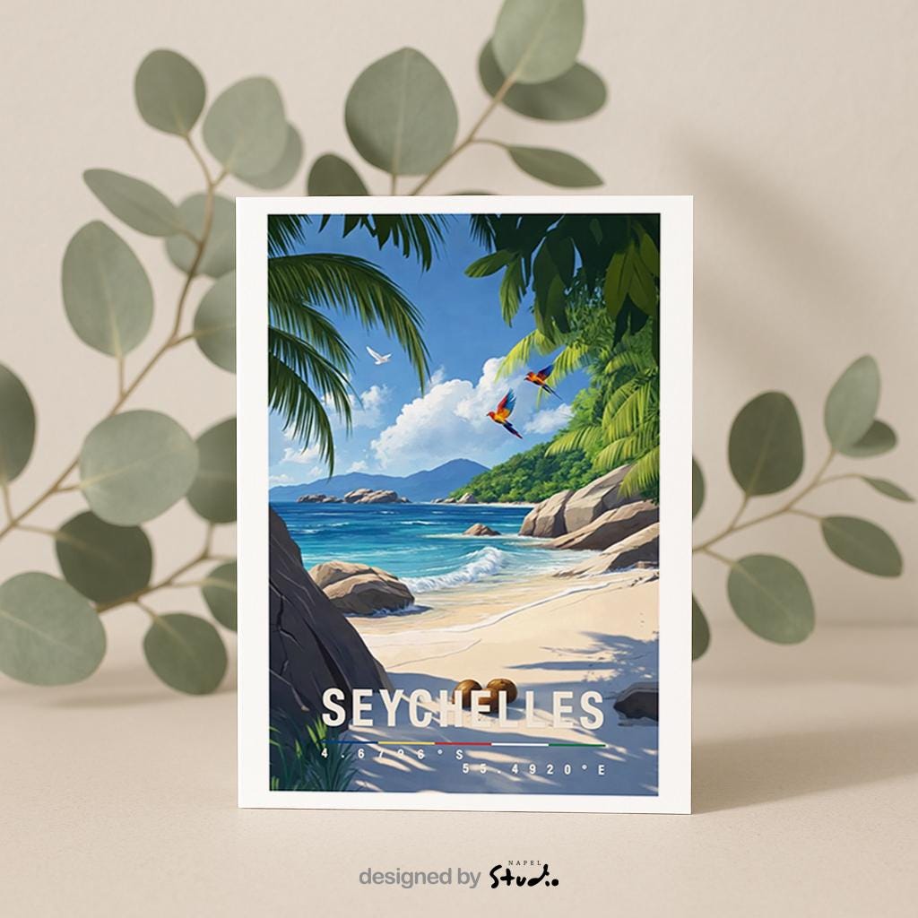 Illustrative Grußkarte mit idyllischem Seychellen-Motiv. Ein ruhiger Sandstrand zieht sich entlang der Küste, umgeben von türkisblauem Meer und sanft brechenden Wellen. Große, runde Granitfelsen liegen am Ufer und im Wasser, während dichte Palmen und tropische Pflanzen das Motiv natürlich einrahmen. Der Himmel ist klar und hellblau mit leichten Wolken und vermittelt Weite und Ruhe. Die Szene strahlt Entspannung, Exotik und Urlaubsgefühl aus.