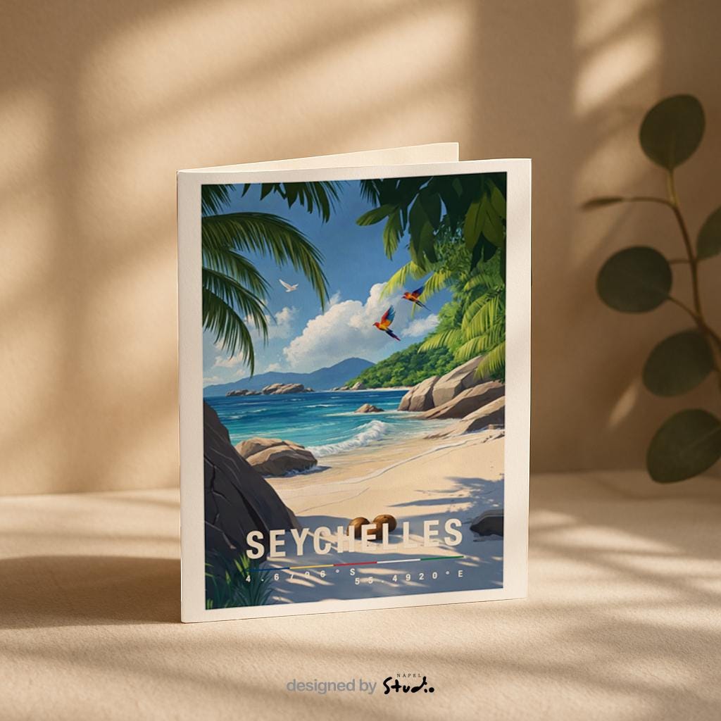 Illustrative Grußkarte mit idyllischem Seychellen-Motiv. Ein ruhiger Sandstrand zieht sich entlang der Küste, umgeben von türkisblauem Meer und sanft brechenden Wellen. Große, runde Granitfelsen liegen am Ufer und im Wasser, während dichte Palmen und tropische Pflanzen das Motiv natürlich einrahmen. Der Himmel ist klar und hellblau mit leichten Wolken und vermittelt Weite und Ruhe. Die Szene strahlt Entspannung, Exotik und Urlaubsgefühl aus.