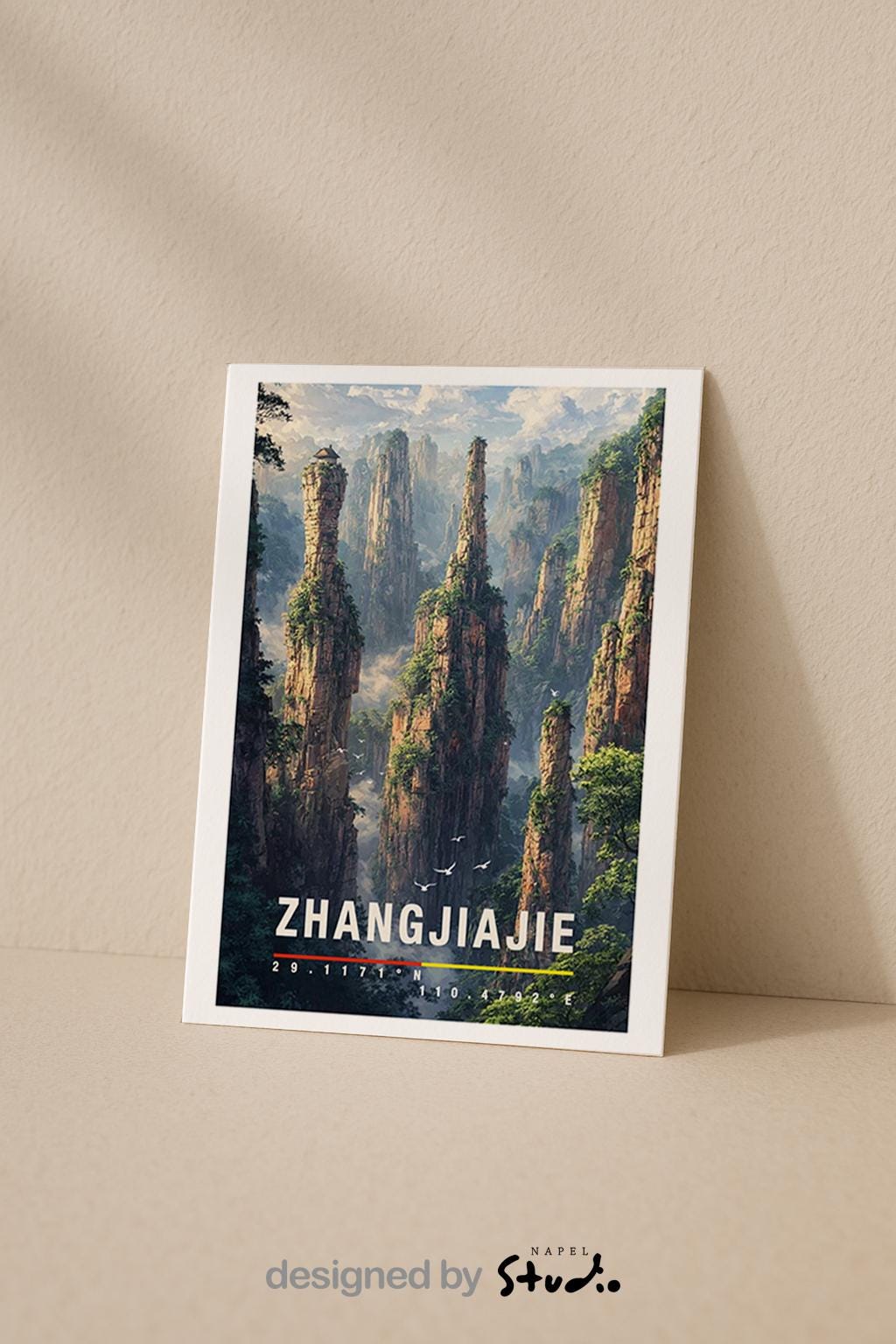 Illustrative Grußkarte mit einer eindrucksvollen Landschaft aus Zhangjiajie in China. Hohe, schmale Felsnadeln ragen aus einem nebeligen Tal empor, umgeben von üppigem Grün und mystischer Atmosphäre. Die Szene erinnert an schwebende Berge und zeigt die einzigartige Natur dieser Region. Ideal als Reisegrußkarte, Erinnerung an eine besondere Reise oder als inspirierende Karte für Naturliebhaber und Fernweh-Fans.
