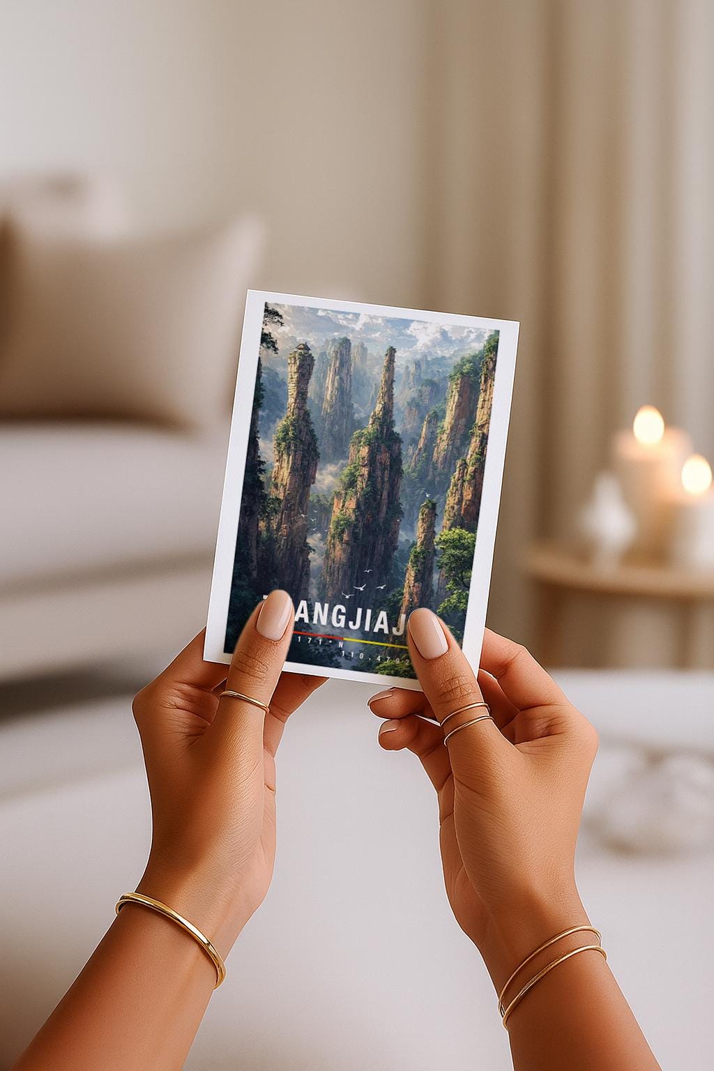 Illustrative Grußkarte mit einer eindrucksvollen Landschaft aus Zhangjiajie in China. Hohe, schmale Felsnadeln ragen aus einem nebeligen Tal empor, umgeben von üppigem Grün und mystischer Atmosphäre. Die Szene erinnert an schwebende Berge und zeigt die einzigartige Natur dieser Region. Ideal als Reisegrußkarte, Erinnerung an eine besondere Reise oder als inspirierende Karte für Naturliebhaber und Fernweh-Fans.