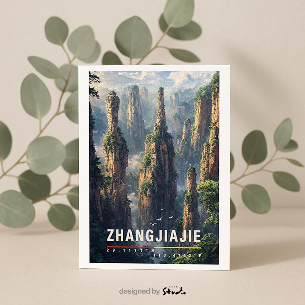 Illustrative Grußkarte mit einer eindrucksvollen Landschaft aus Zhangjiajie in China. Hohe, schmale Felsnadeln ragen aus einem nebeligen Tal empor, umgeben von üppigem Grün und mystischer Atmosphäre. Die Szene erinnert an schwebende Berge und zeigt die einzigartige Natur dieser Region. Ideal als Reisegrußkarte, Erinnerung an eine besondere Reise oder als inspirierende Karte für Naturliebhaber und Fernweh-Fans.