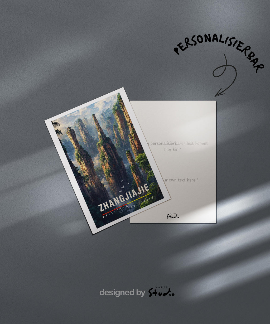 Illustrative Grußkarte mit einer eindrucksvollen Landschaft aus Zhangjiajie in China. Hohe, schmale Felsnadeln ragen aus einem nebeligen Tal empor, umgeben von üppigem Grün und mystischer Atmosphäre. Die Szene erinnert an schwebende Berge und zeigt die einzigartige Natur dieser Region. Ideal als Reisegrußkarte, Erinnerung an eine besondere Reise oder als inspirierende Karte für Naturliebhaber und Fernweh-Fans.