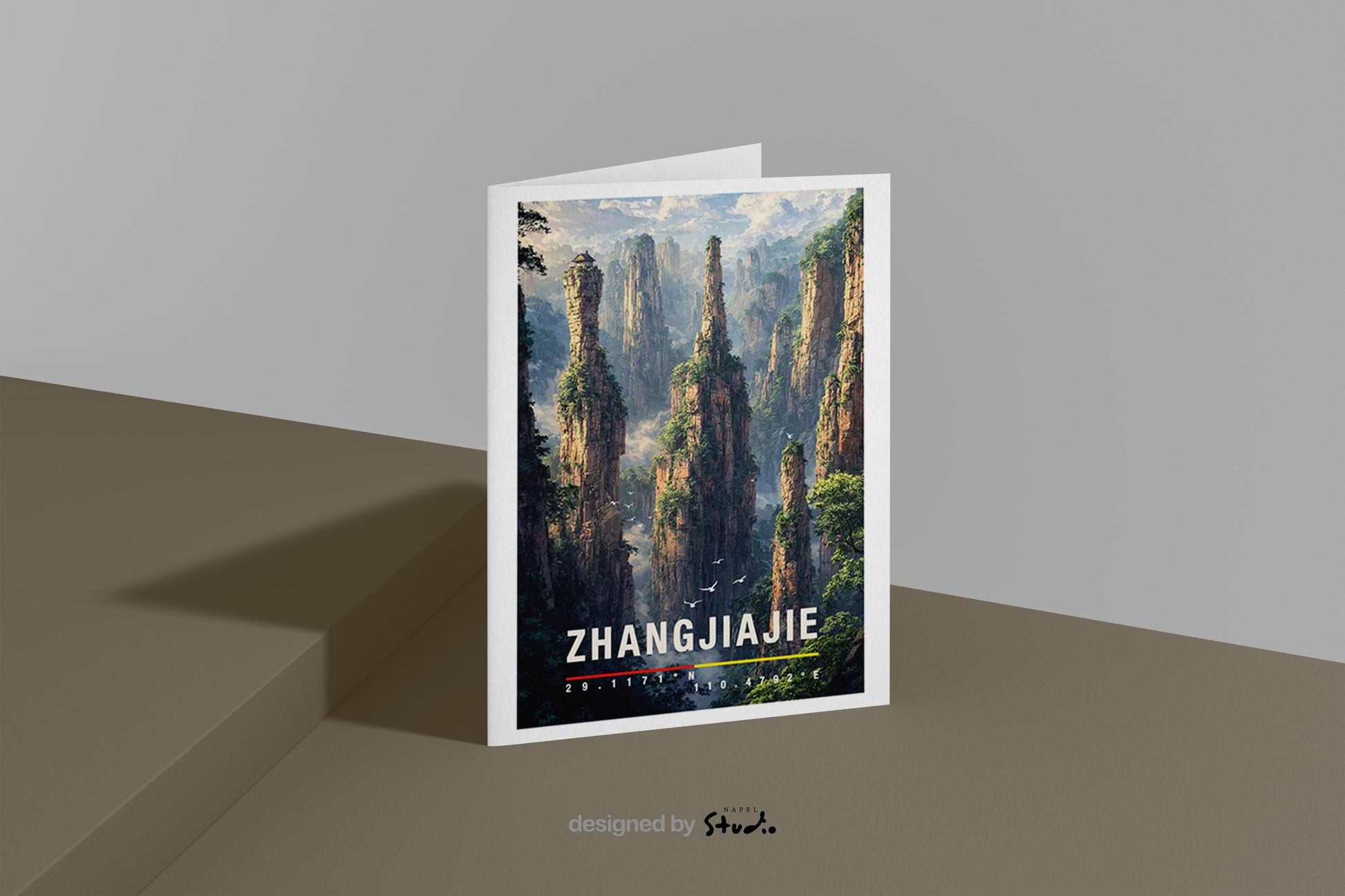 Illustrative Grußkarte mit einer eindrucksvollen Landschaft aus Zhangjiajie in China. Hohe, schmale Felsnadeln ragen aus einem nebeligen Tal empor, umgeben von üppigem Grün und mystischer Atmosphäre. Die Szene erinnert an schwebende Berge und zeigt die einzigartige Natur dieser Region. Ideal als Reisegrußkarte, Erinnerung an eine besondere Reise oder als inspirierende Karte für Naturliebhaber und Fernweh-Fans.