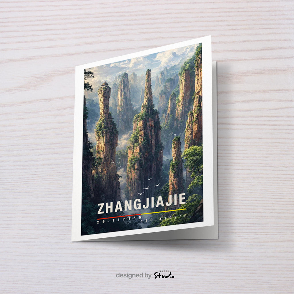 Illustrative Grußkarte mit einer eindrucksvollen Landschaft aus Zhangjiajie in China. Hohe, schmale Felsnadeln ragen aus einem nebeligen Tal empor, umgeben von üppigem Grün und mystischer Atmosphäre. Die Szene erinnert an schwebende Berge und zeigt die einzigartige Natur dieser Region. Ideal als Reisegrußkarte, Erinnerung an eine besondere Reise oder als inspirierende Karte für Naturliebhaber und Fernweh-Fans.