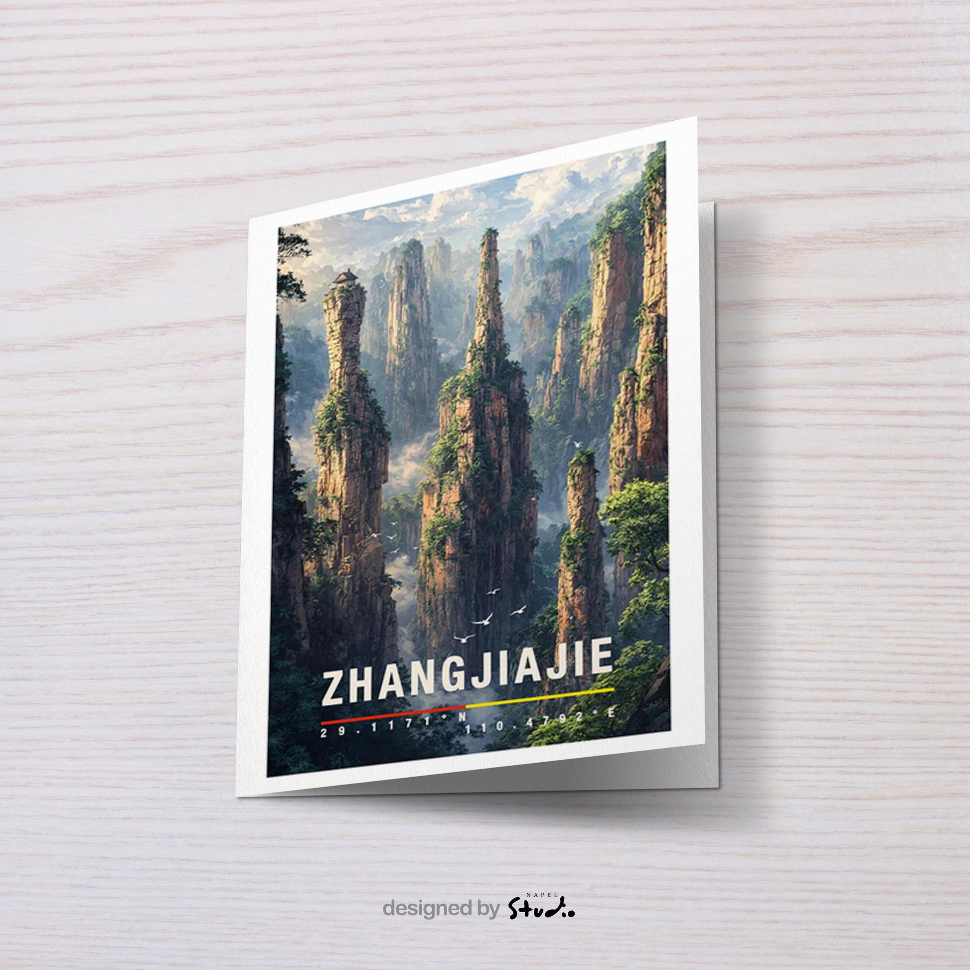 Illustrative Grußkarte mit einer eindrucksvollen Landschaft aus Zhangjiajie in China. Hohe, schmale Felsnadeln ragen aus einem nebeligen Tal empor, umgeben von üppigem Grün und mystischer Atmosphäre. Die Szene erinnert an schwebende Berge und zeigt die einzigartige Natur dieser Region. Ideal als Reisegrußkarte, Erinnerung an eine besondere Reise oder als inspirierende Karte für Naturliebhaber und Fernweh-Fans.