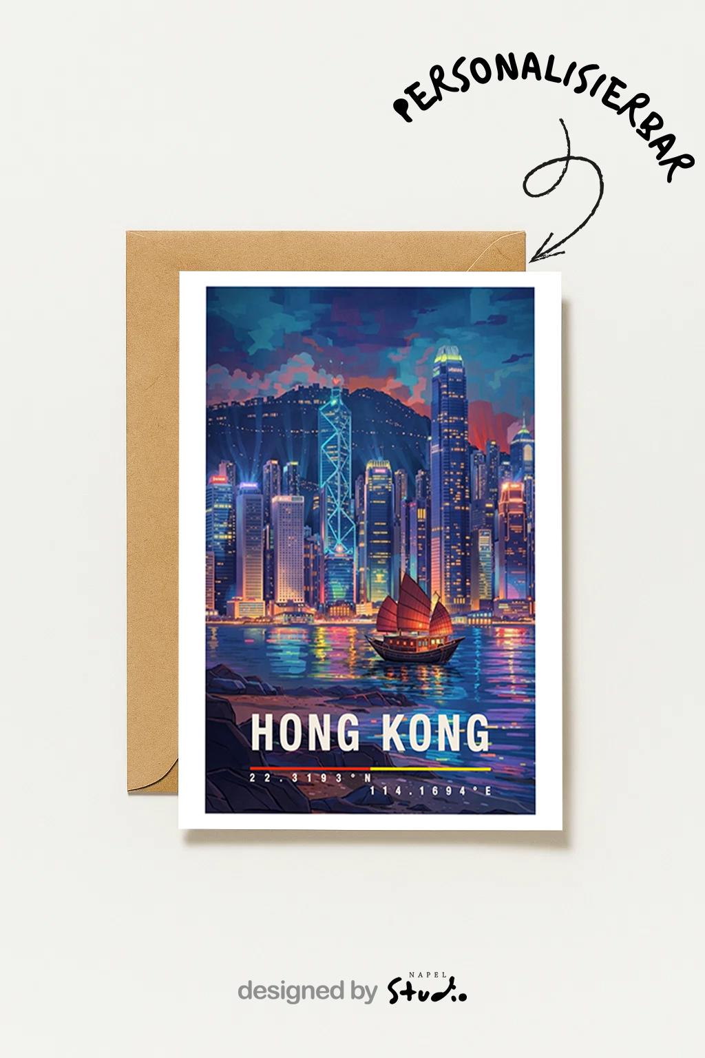 Moderne Grußkarte mit einer farbenfrohen Skyline von Hong Kong bei Nacht. Hochhäuser spiegeln sich im Wasser, Neonlichter und Wolkenkratzer erzeugen eine dynamische, urbane Atmosphäre. Die Illustration steht für Großstadtleben, Energie und modernes Asien. Ideal als Reisegrußkarte, City-Liebhaber-Karte oder als stilvolle Grußkarte für Fans internationaler Metropolen.