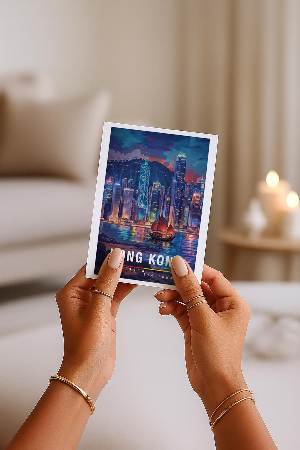 Moderne Grußkarte mit einer farbenfrohen Skyline von Hong Kong bei Nacht. Hochhäuser spiegeln sich im Wasser, Neonlichter und Wolkenkratzer erzeugen eine dynamische, urbane Atmosphäre. Die Illustration steht für Großstadtleben, Energie und modernes Asien. Ideal als Reisegrußkarte, City-Liebhaber-Karte oder als stilvolle Grußkarte für Fans internationaler Metropolen.
