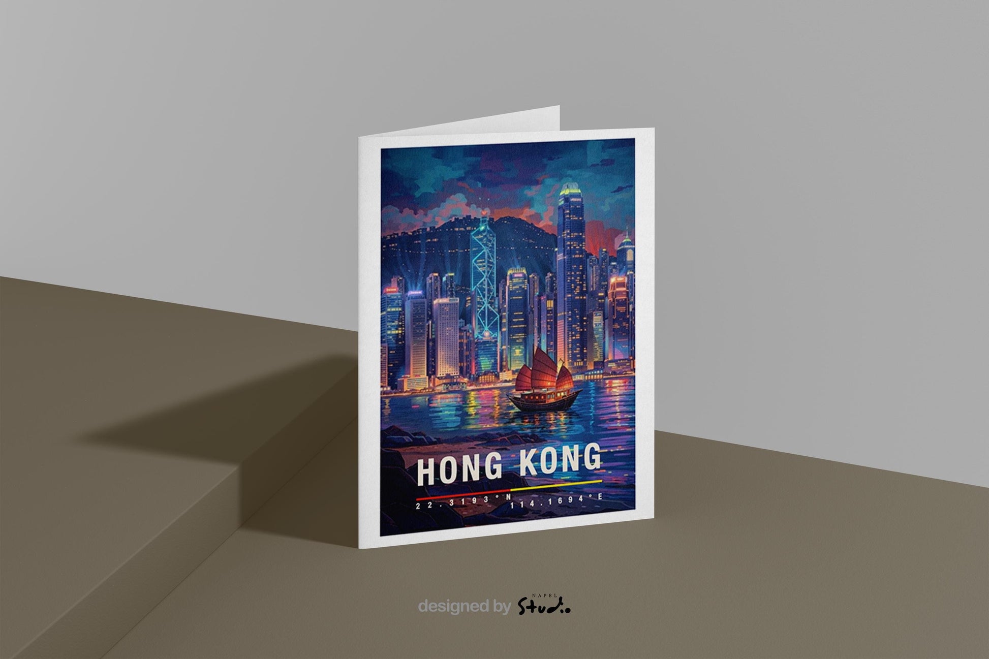 Moderne Grußkarte mit einer farbenfrohen Skyline von Hong Kong bei Nacht. Hochhäuser spiegeln sich im Wasser, Neonlichter und Wolkenkratzer erzeugen eine dynamische, urbane Atmosphäre. Die Illustration steht für Großstadtleben, Energie und modernes Asien. Ideal als Reisegrußkarte, City-Liebhaber-Karte oder als stilvolle Grußkarte für Fans internationaler Metropolen.