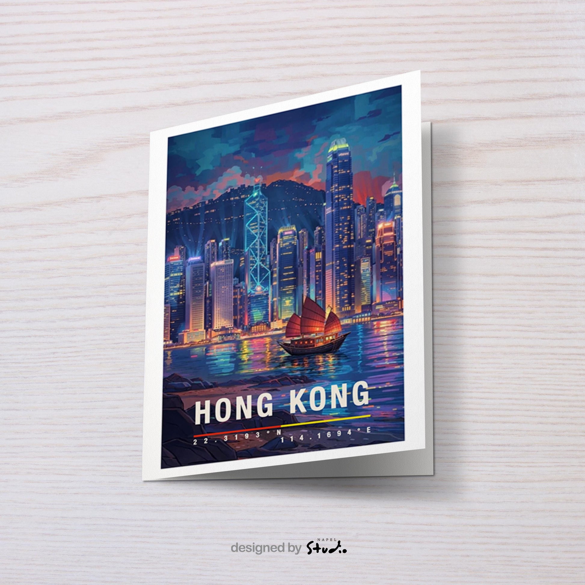 Moderne Grußkarte mit einer farbenfrohen Skyline von Hong Kong bei Nacht. Hochhäuser spiegeln sich im Wasser, Neonlichter und Wolkenkratzer erzeugen eine dynamische, urbane Atmosphäre. Die Illustration steht für Großstadtleben, Energie und modernes Asien. Ideal als Reisegrußkarte, City-Liebhaber-Karte oder als stilvolle Grußkarte für Fans internationaler Metropolen.