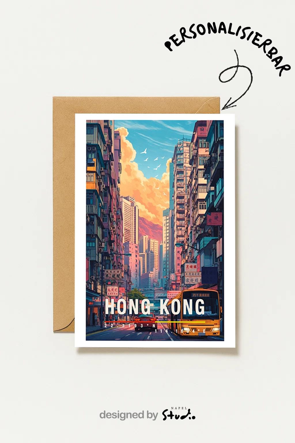 Illustrative Grußkarte mit einer belebten Straßenszene aus Hong Kong. Enge Straßen, Hochhäuser, Busse und Leuchtreklamen zeigen den pulsierenden Alltag der asiatischen Metropole. Warme Farben und dynamische Perspektiven vermitteln Bewegung und Leben. Eine perfekte Grußkarte für Stadtliebhaber, Reisefans oder alle, die urbane Motive und internationale Städte mögen.