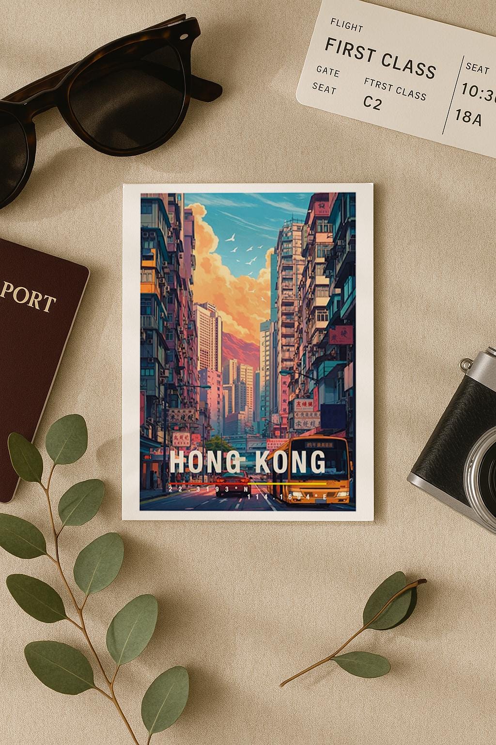 Illustrative Grußkarte mit einer belebten Straßenszene aus Hong Kong. Enge Straßen, Hochhäuser, Busse und Leuchtreklamen zeigen den pulsierenden Alltag der asiatischen Metropole. Warme Farben und dynamische Perspektiven vermitteln Bewegung und Leben. Eine perfekte Grußkarte für Stadtliebhaber, Reisefans oder alle, die urbane Motive und internationale Städte mögen.