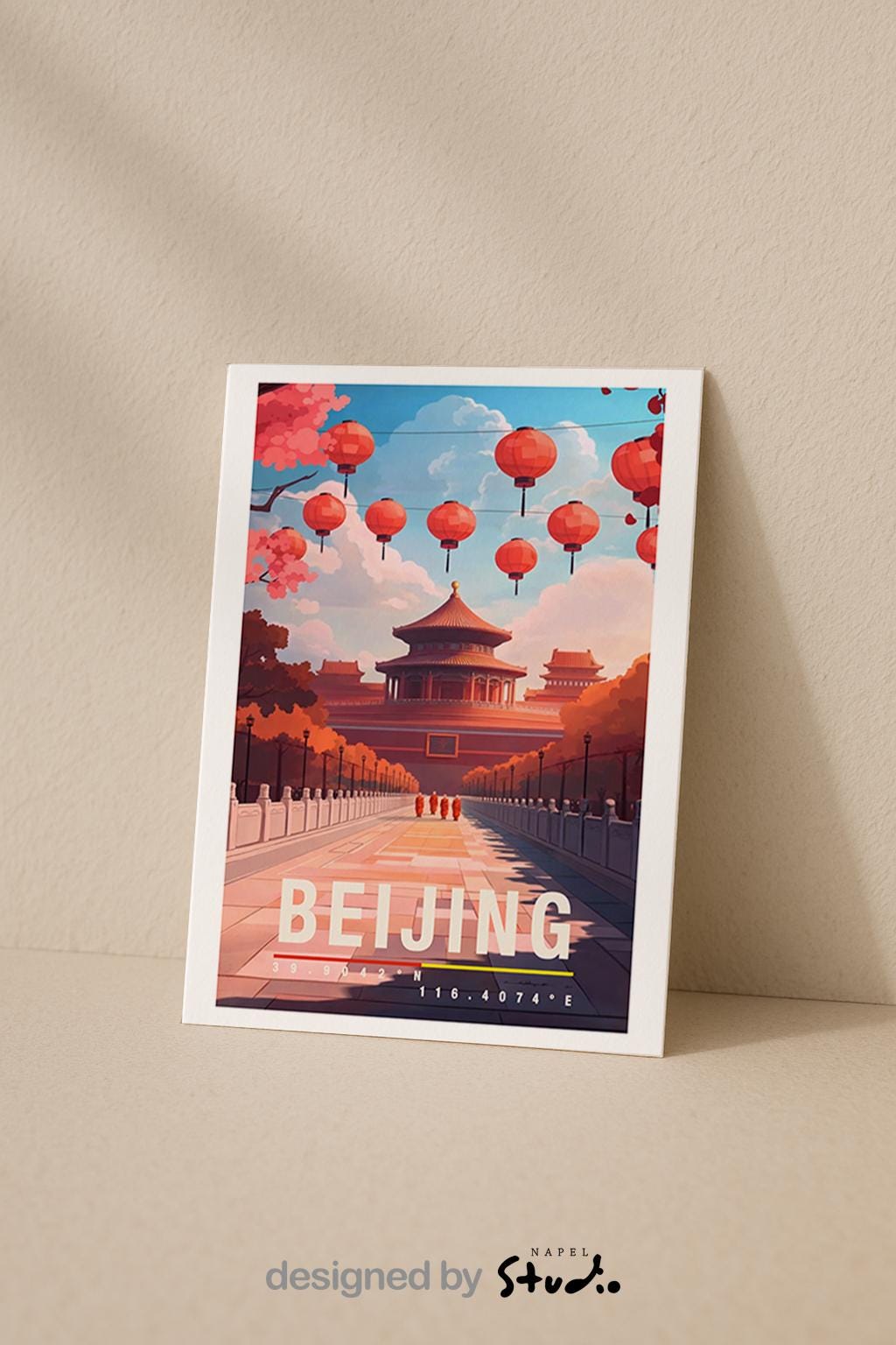 Stimmungsvolle Grußkarte mit einer traditionellen Szene aus Beijing. Rote Laternen hängen über einem breiten Weg, der zu klassischer chinesischer Architektur führt. Warme Farben und klare Linien vermitteln Festlichkeit, Kultur und Geschichte. Diese Karte eignet sich perfekt als Reisegrußkarte, Kulturkarte oder als stilvolle Grußkarte mit asiatischem Flair.