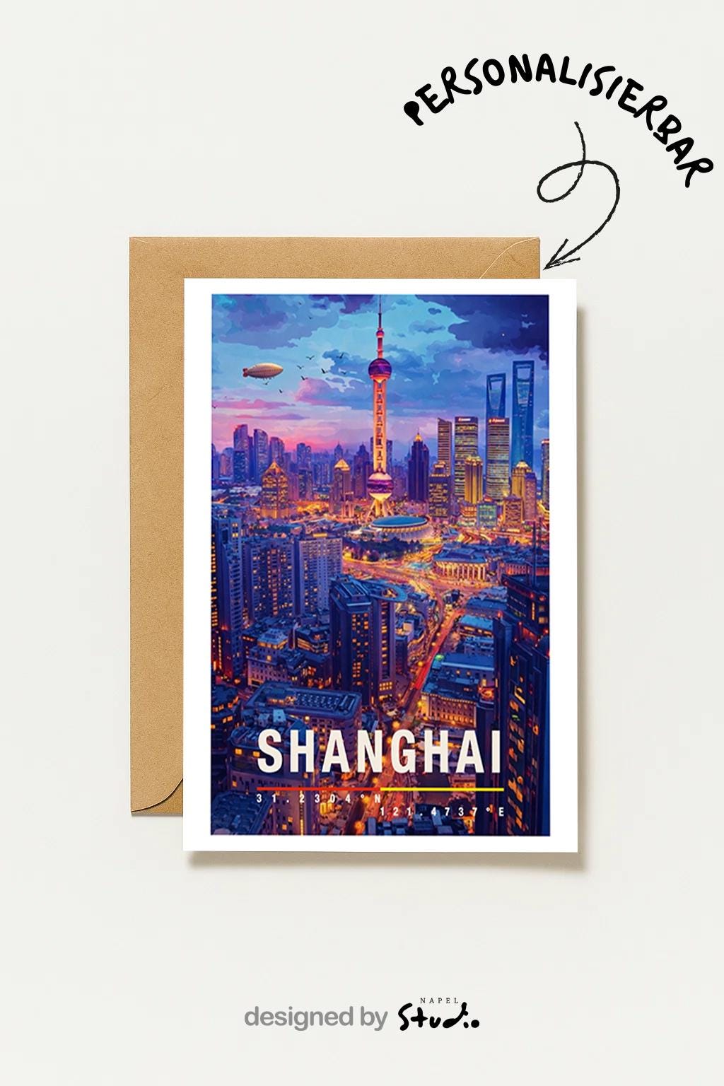 Moderne Grußkarte mit der beeindruckenden Skyline von Shanghai bei Dämmerung. Wolkenkratzer, beleuchtete Straßen und der markante Fernsehturm prägen das Stadtbild. Die farbenreiche Illustration verbindet Dynamik, Zukunft und Großstadtgefühl. Ideal als Grußkarte für Reisebegeisterte, Stadtfans oder als modernes Asien-Motiv.
