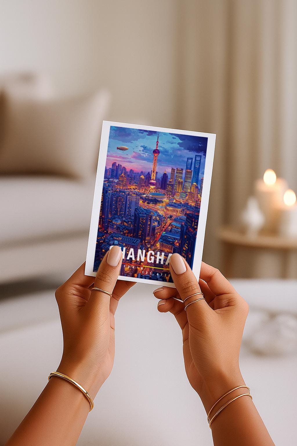 Moderne Grußkarte mit der beeindruckenden Skyline von Shanghai bei Dämmerung. Wolkenkratzer, beleuchtete Straßen und der markante Fernsehturm prägen das Stadtbild. Die farbenreiche Illustration verbindet Dynamik, Zukunft und Großstadtgefühl. Ideal als Grußkarte für Reisebegeisterte, Stadtfans oder als modernes Asien-Motiv.