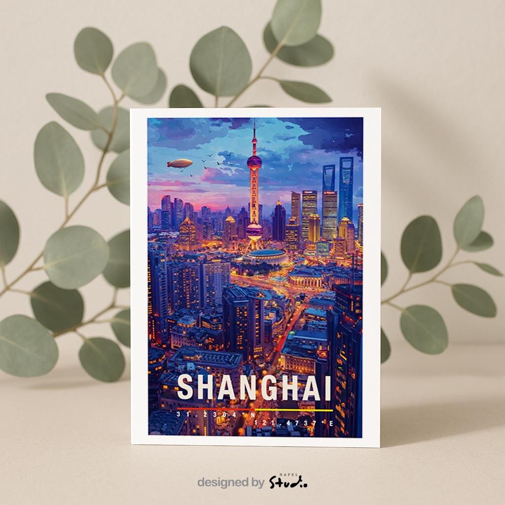 Moderne Grußkarte mit der beeindruckenden Skyline von Shanghai bei Dämmerung. Wolkenkratzer, beleuchtete Straßen und der markante Fernsehturm prägen das Stadtbild. Die farbenreiche Illustration verbindet Dynamik, Zukunft und Großstadtgefühl. Ideal als Grußkarte für Reisebegeisterte, Stadtfans oder als modernes Asien-Motiv.