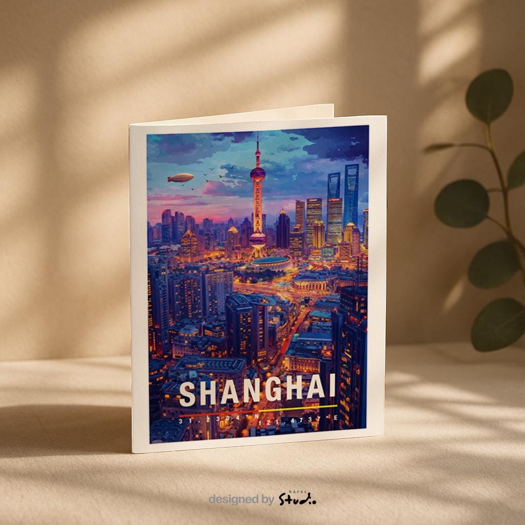 Moderne Grußkarte mit der beeindruckenden Skyline von Shanghai bei Dämmerung. Wolkenkratzer, beleuchtete Straßen und der markante Fernsehturm prägen das Stadtbild. Die farbenreiche Illustration verbindet Dynamik, Zukunft und Großstadtgefühl. Ideal als Grußkarte für Reisebegeisterte, Stadtfans oder als modernes Asien-Motiv.