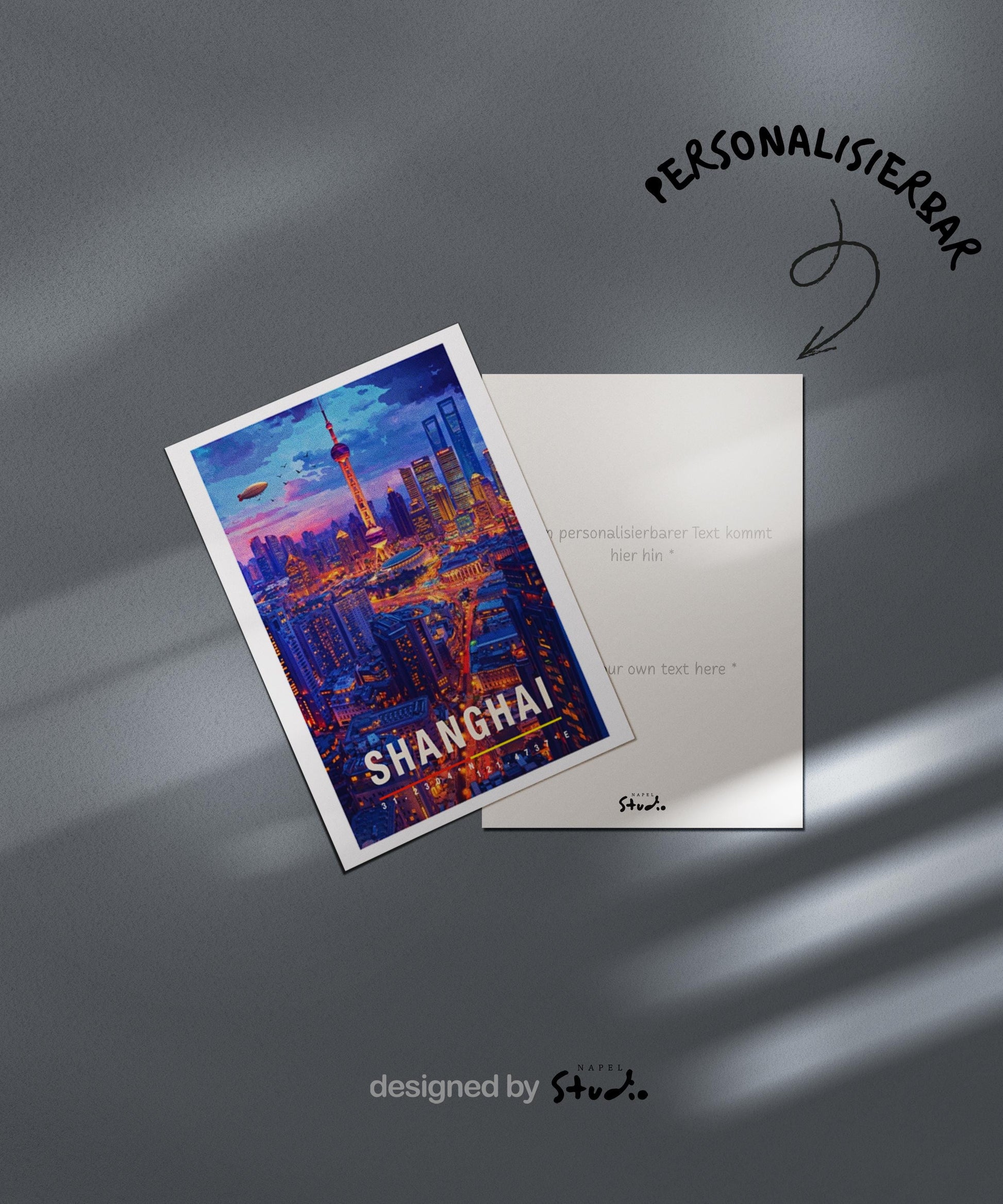 Moderne Grußkarte mit der beeindruckenden Skyline von Shanghai bei Dämmerung. Wolkenkratzer, beleuchtete Straßen und der markante Fernsehturm prägen das Stadtbild. Die farbenreiche Illustration verbindet Dynamik, Zukunft und Großstadtgefühl. Ideal als Grußkarte für Reisebegeisterte, Stadtfans oder als modernes Asien-Motiv.