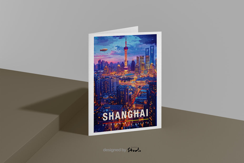 Moderne Grußkarte mit der beeindruckenden Skyline von Shanghai bei Dämmerung. Wolkenkratzer, beleuchtete Straßen und der markante Fernsehturm prägen das Stadtbild. Die farbenreiche Illustration verbindet Dynamik, Zukunft und Großstadtgefühl. Ideal als Grußkarte für Reisebegeisterte, Stadtfans oder als modernes Asien-Motiv.