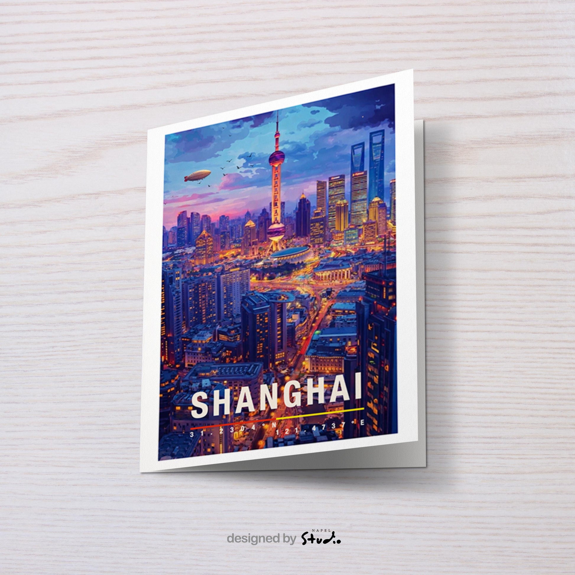 Moderne Grußkarte mit der beeindruckenden Skyline von Shanghai bei Dämmerung. Wolkenkratzer, beleuchtete Straßen und der markante Fernsehturm prägen das Stadtbild. Die farbenreiche Illustration verbindet Dynamik, Zukunft und Großstadtgefühl. Ideal als Grußkarte für Reisebegeisterte, Stadtfans oder als modernes Asien-Motiv.