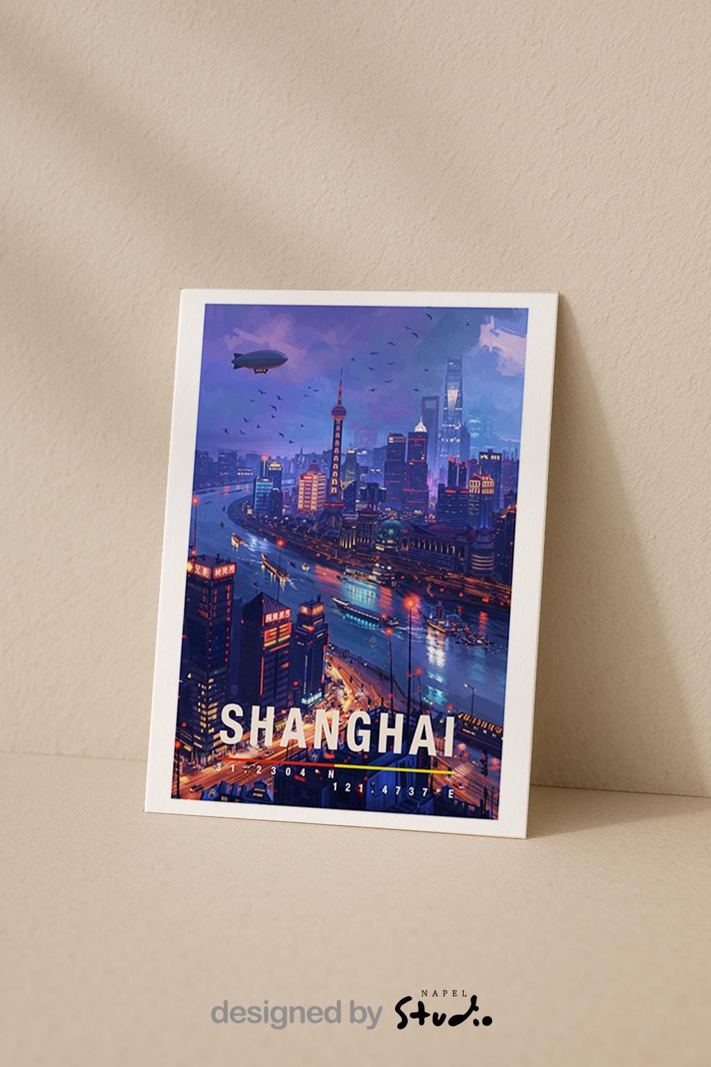 Atmosphärische Grußkarte mit einer nächtlichen Ansicht von Shanghai. Der Fluss schlängelt sich durch die Stadt, reflektiert Lichter und Neonfarben der Hochhäuser. Die Szene vermittelt Energie, Tiefe und internationales Flair. Perfekt als Grußkarte für Weltenbummler, Asien-Liebhaber oder als stilvolle Karte mit urbanem Charakter.