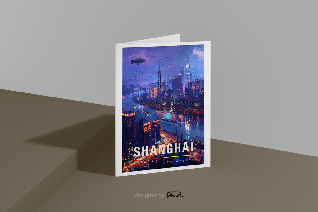 Atmosphärische Grußkarte mit einer nächtlichen Ansicht von Shanghai. Der Fluss schlängelt sich durch die Stadt, reflektiert Lichter und Neonfarben der Hochhäuser. Die Szene vermittelt Energie, Tiefe und internationales Flair. Perfekt als Grußkarte für Weltenbummler, Asien-Liebhaber oder als stilvolle Karte mit urbanem Charakter.