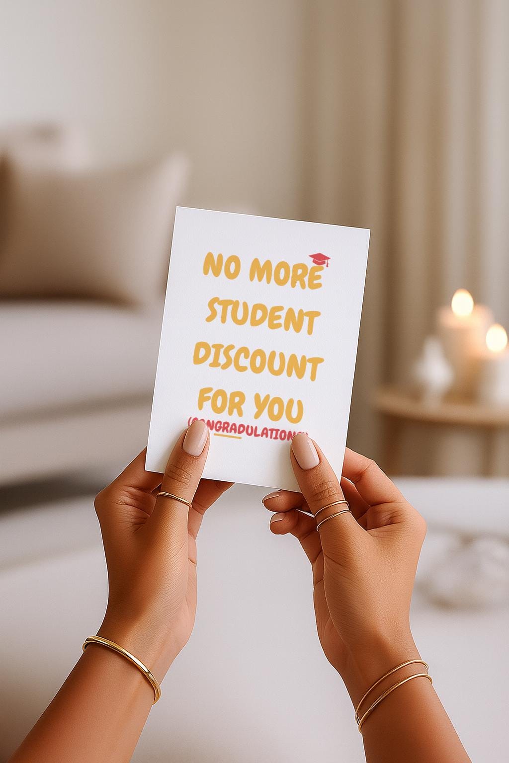Moderne Grußkarte mit hellem Hintergrund und dem Text „No more student discount for you (Congratulations!)“. Eine kleine Abschlusskappe ergänzt das Design. Die Karte ist ideal als witzige Glückwunschkarte zum Studienabschluss, zur Graduation oder zum Ende der Ausbildungszeit.