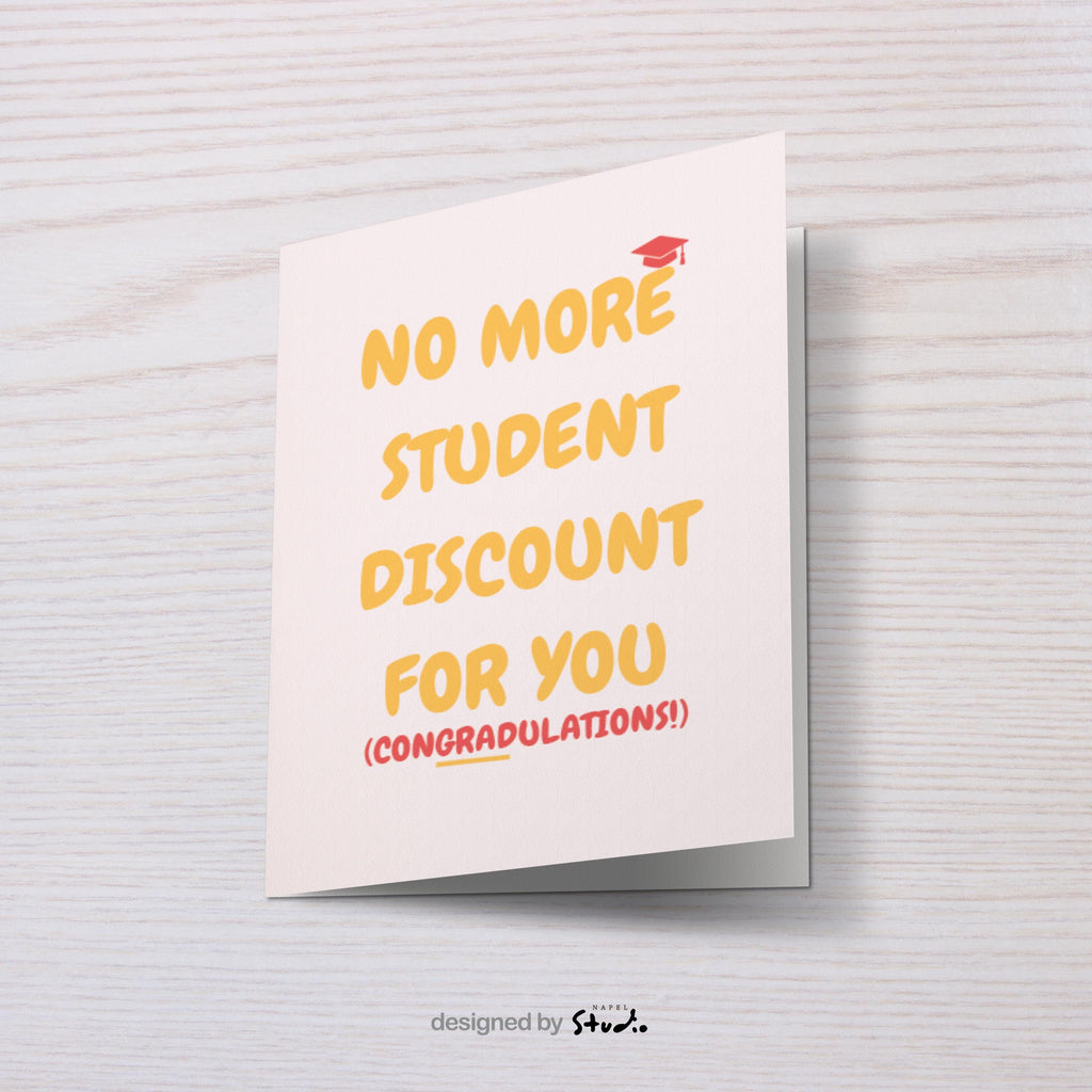Moderne Grußkarte mit hellem Hintergrund und dem Text „No more student discount for you (Congratulations!)“. Eine kleine Abschlusskappe ergänzt das Design. Die Karte ist ideal als witzige Glückwunschkarte zum Studienabschluss, zur Graduation oder zum Ende der Ausbildungszeit.