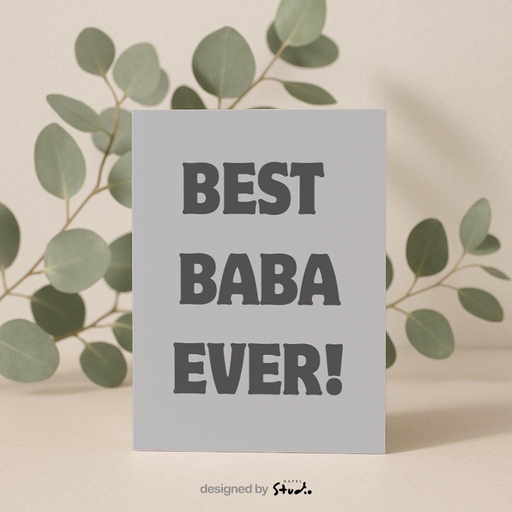 Minimalistische Grußkarte mit grauem Hintergrund und dem Schriftzug „BEST BABA EVER!“. Die schlichte Typografie rückt die Botschaft in den Mittelpunkt und macht die Karte zu einer emotionalen und modernen Grußkarte für Väter. Ideal als Geburtstagskarte, Vatertagskarte oder kleine Aufmerksamkeit für Papa oder Baba.