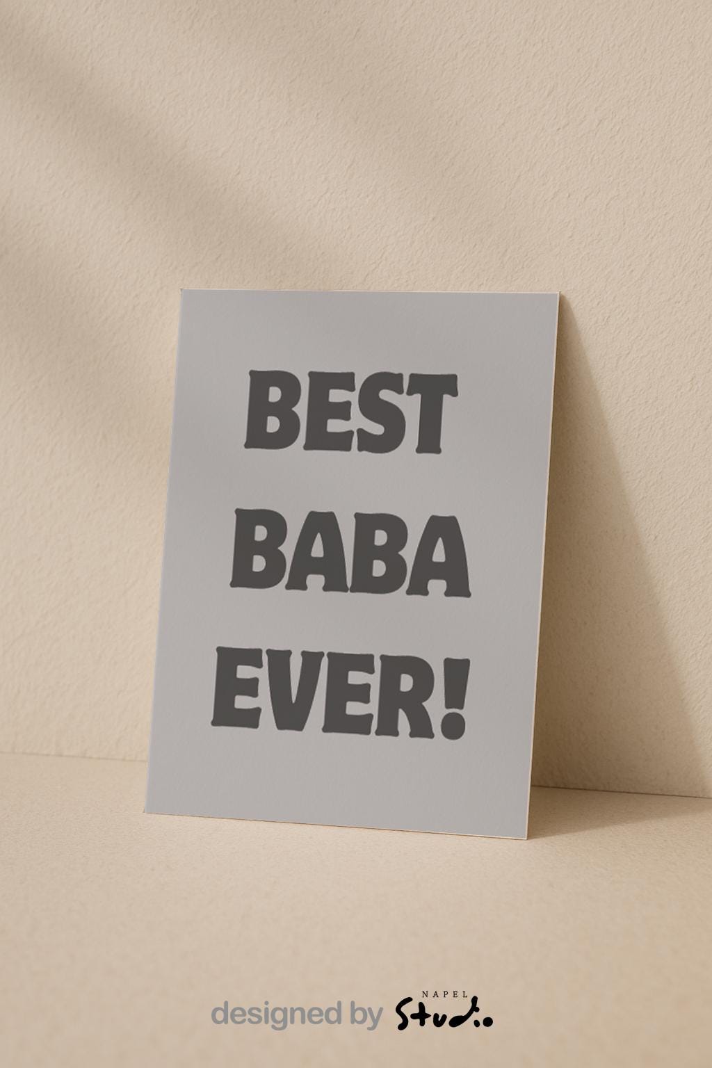 Minimalistische Grußkarte mit grauem Hintergrund und dem Schriftzug „BEST BABA EVER!“. Die schlichte Typografie rückt die Botschaft in den Mittelpunkt und macht die Karte zu einer emotionalen und modernen Grußkarte für Väter. Ideal als Geburtstagskarte, Vatertagskarte oder kleine Aufmerksamkeit für Papa oder Baba.