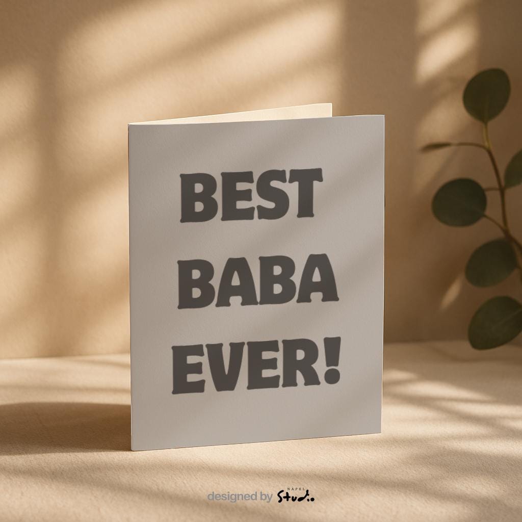 Minimalistische Grußkarte mit grauem Hintergrund und dem Schriftzug „BEST BABA EVER!“. Die schlichte Typografie rückt die Botschaft in den Mittelpunkt und macht die Karte zu einer emotionalen und modernen Grußkarte für Väter. Ideal als Geburtstagskarte, Vatertagskarte oder kleine Aufmerksamkeit für Papa oder Baba.
