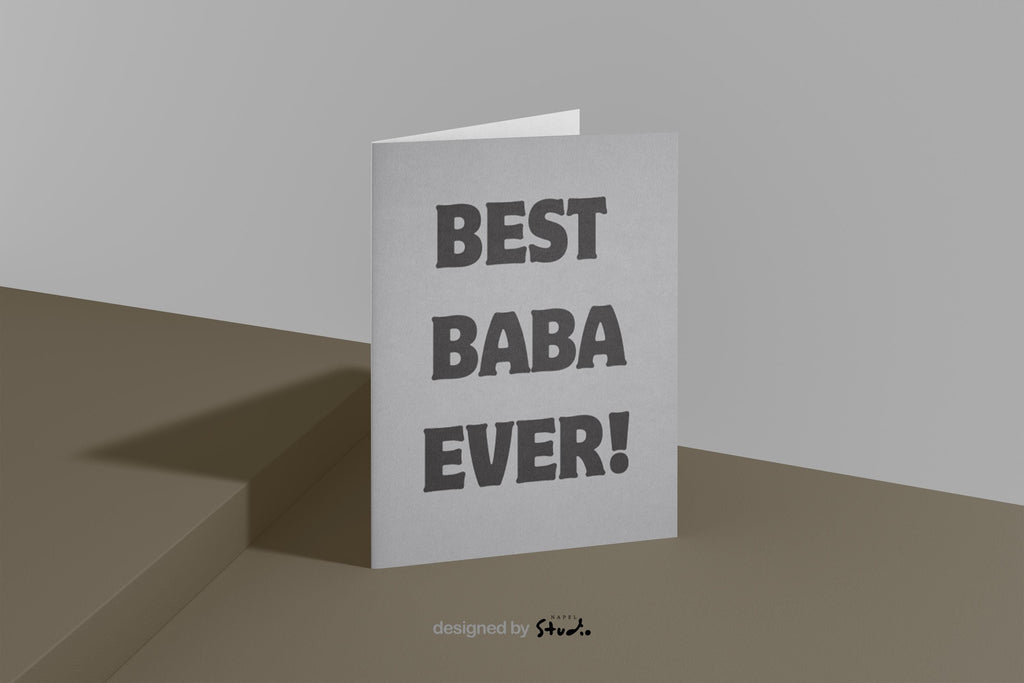 Minimalistische Grußkarte mit grauem Hintergrund und dem Schriftzug „BEST BABA EVER!“. Die schlichte Typografie rückt die Botschaft in den Mittelpunkt und macht die Karte zu einer emotionalen und modernen Grußkarte für Väter. Ideal als Geburtstagskarte, Vatertagskarte oder kleine Aufmerksamkeit für Papa oder Baba.