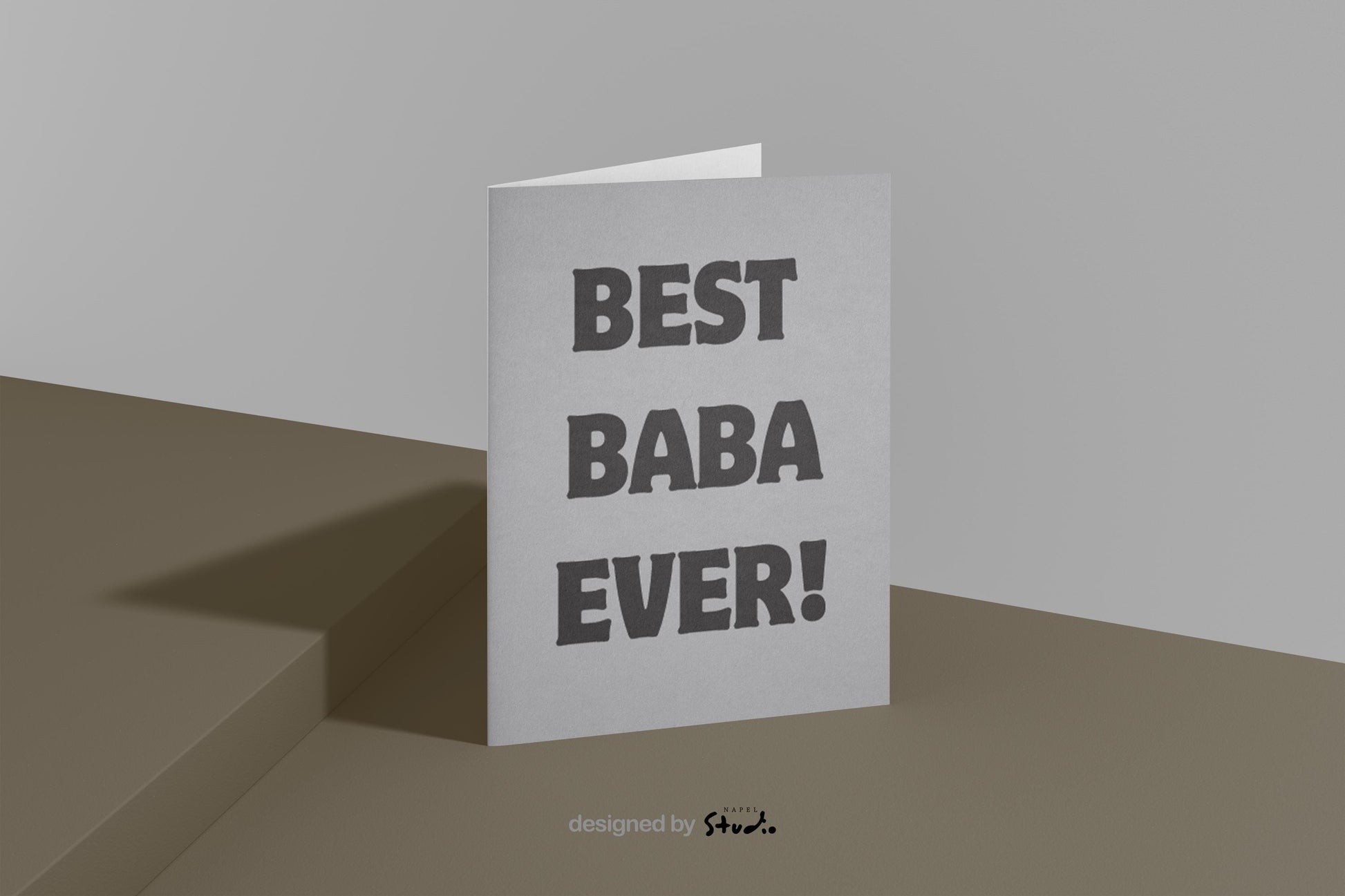 Minimalistische Grußkarte mit grauem Hintergrund und dem Schriftzug „BEST BABA EVER!“. Die schlichte Typografie rückt die Botschaft in den Mittelpunkt und macht die Karte zu einer emotionalen und modernen Grußkarte für Väter. Ideal als Geburtstagskarte, Vatertagskarte oder kleine Aufmerksamkeit für Papa oder Baba.