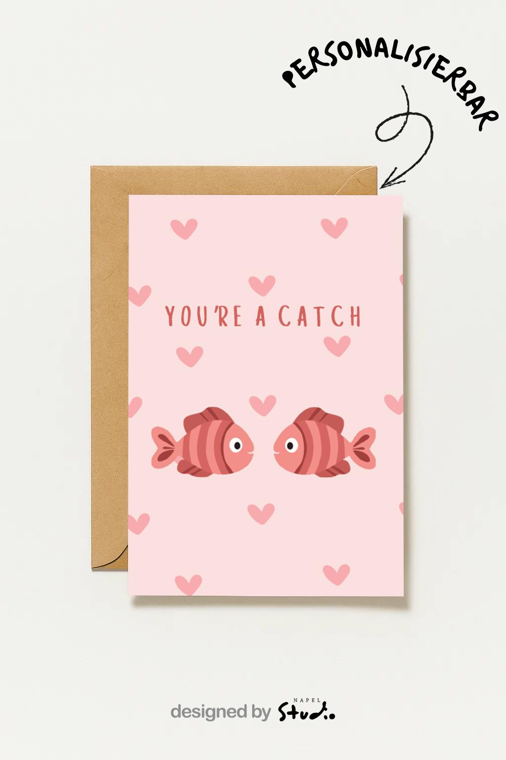 Illustration von zwei Fischen, die sich gegenüberstehen, umgeben von kleinen Herzen. Der Text „You’re a catch“ macht die Karte zu einer charmanten Liebeskarte mit Wortspiel. Ideal für Valentinstag, Jahrestag oder als kleine romantische Aufmerksamkeit.