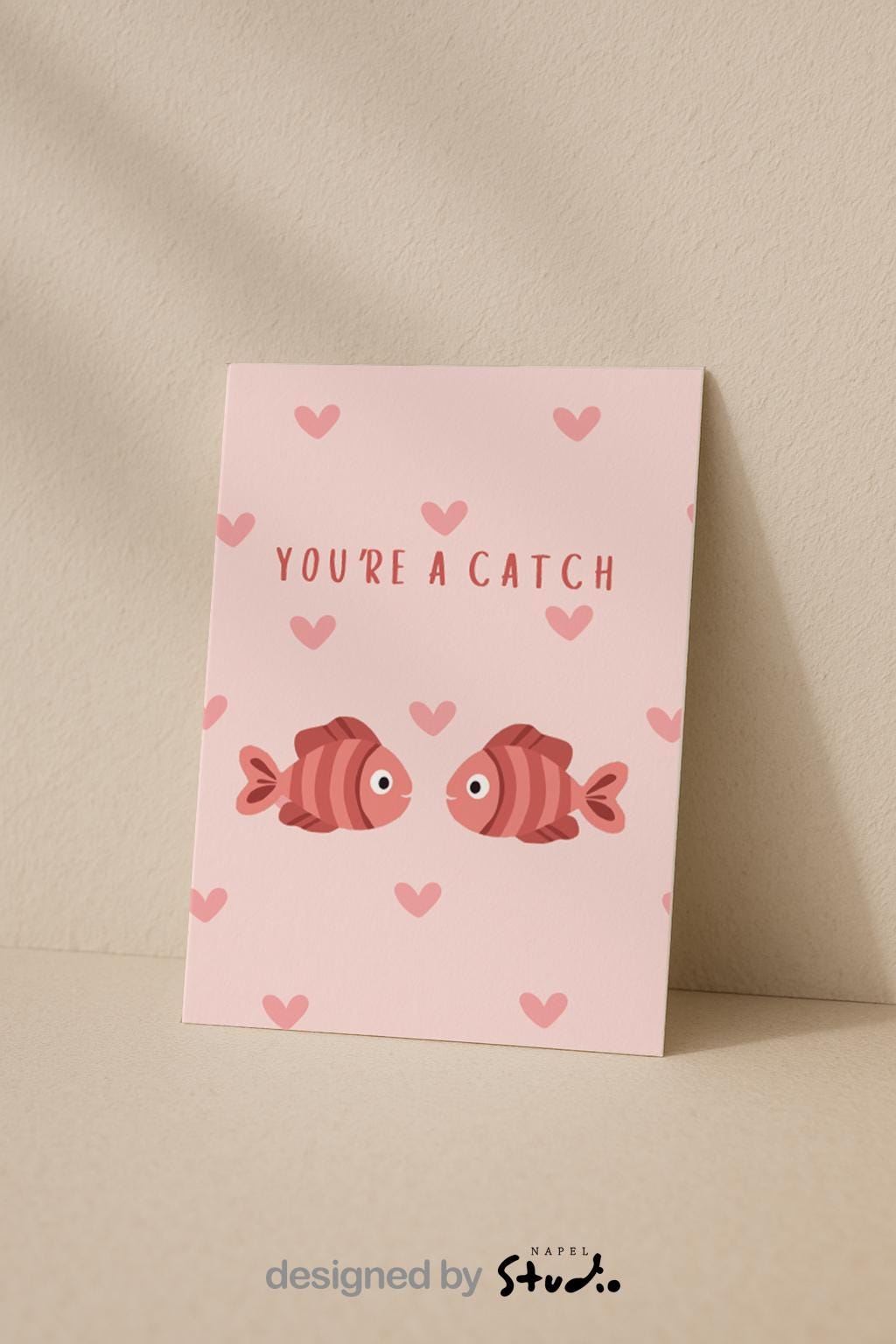 Illustration von zwei Fischen, die sich gegenüberstehen, umgeben von kleinen Herzen. Der Text „You’re a catch“ macht die Karte zu einer charmanten Liebeskarte mit Wortspiel. Ideal für Valentinstag, Jahrestag oder als kleine romantische Aufmerksamkeit.