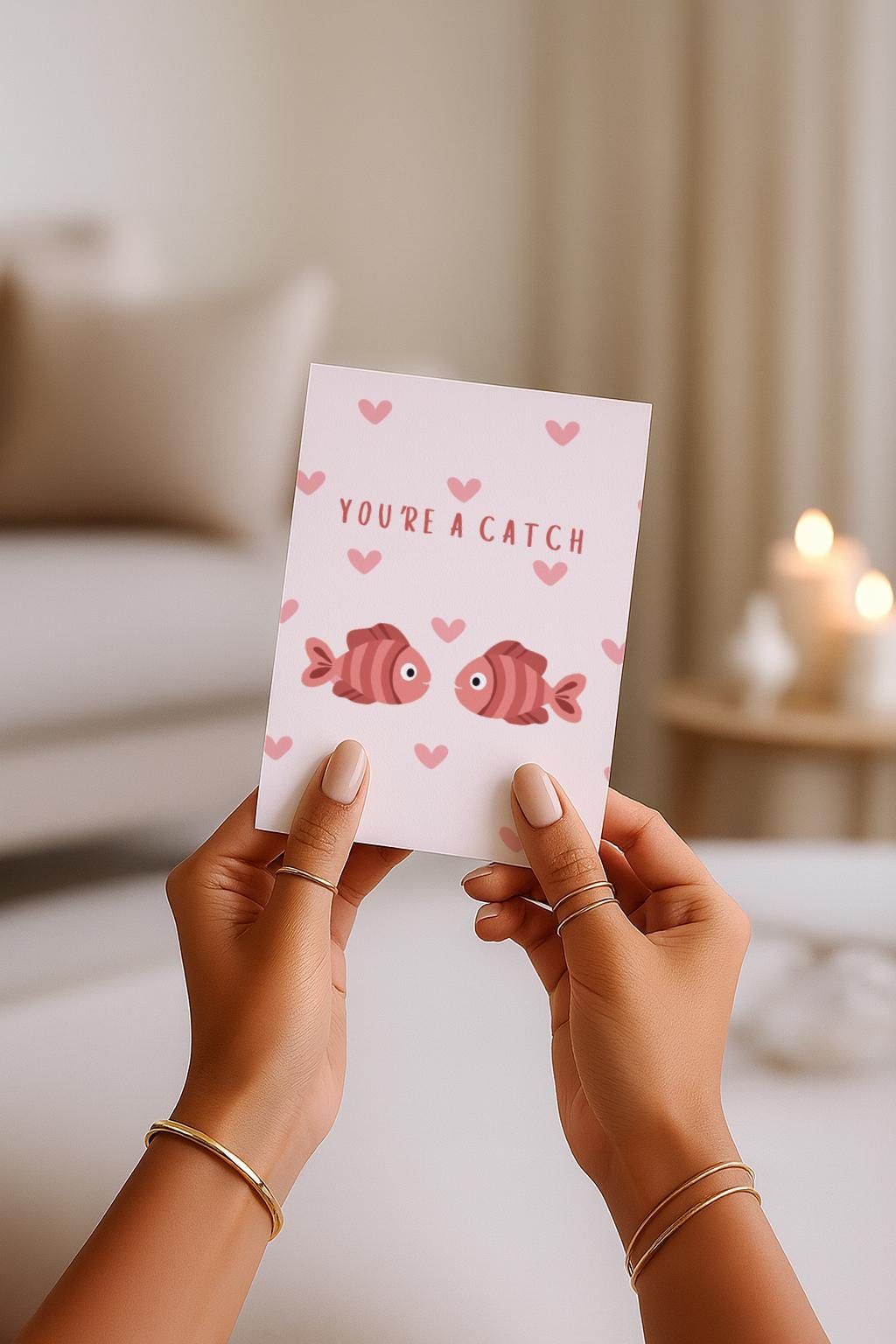 Illustration von zwei Fischen, die sich gegenüberstehen, umgeben von kleinen Herzen. Der Text „You’re a catch“ macht die Karte zu einer charmanten Liebeskarte mit Wortspiel. Ideal für Valentinstag, Jahrestag oder als kleine romantische Aufmerksamkeit.