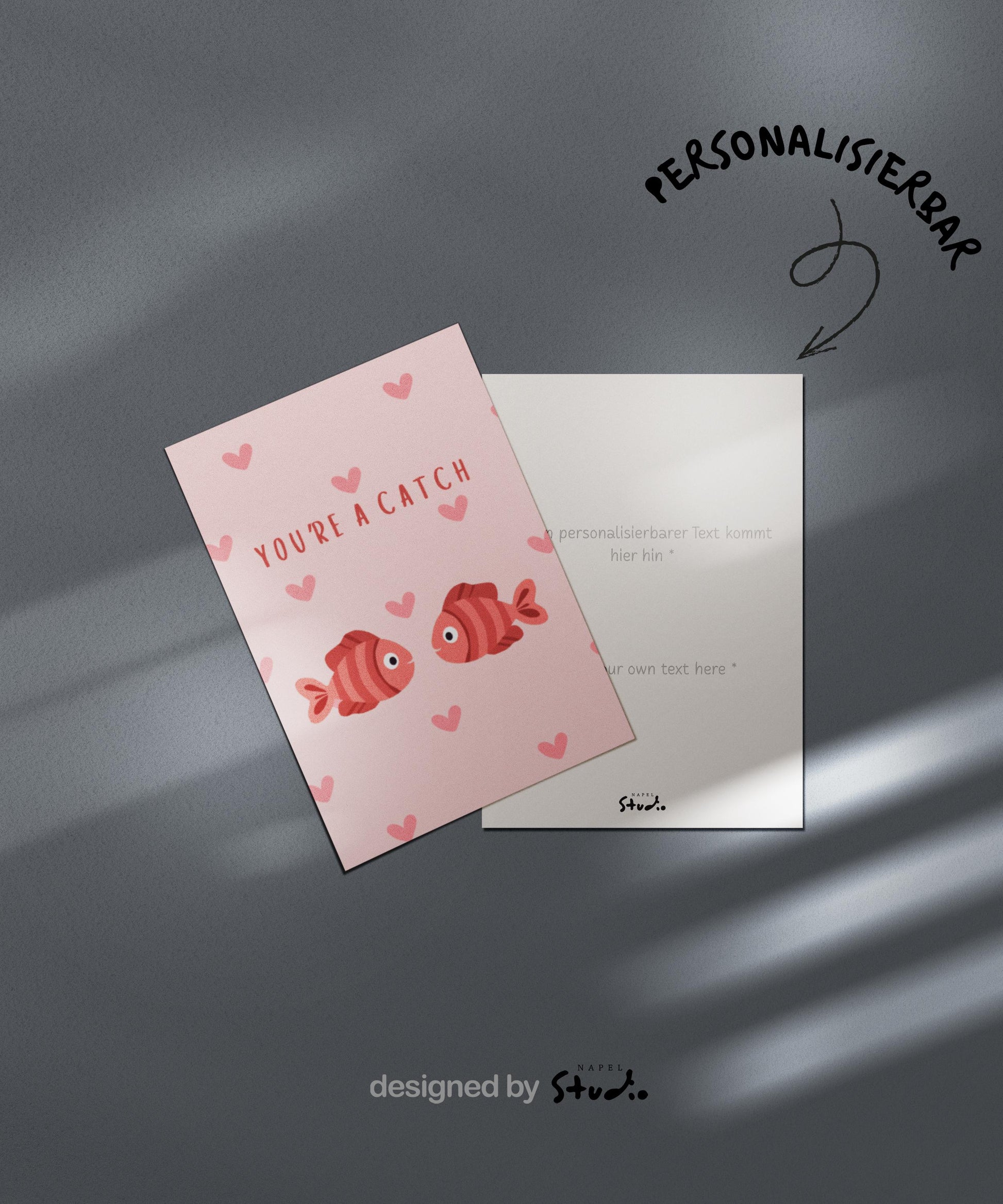 Illustration von zwei Fischen, die sich gegenüberstehen, umgeben von kleinen Herzen. Der Text „You’re a catch“ macht die Karte zu einer charmanten Liebeskarte mit Wortspiel. Ideal für Valentinstag, Jahrestag oder als kleine romantische Aufmerksamkeit.