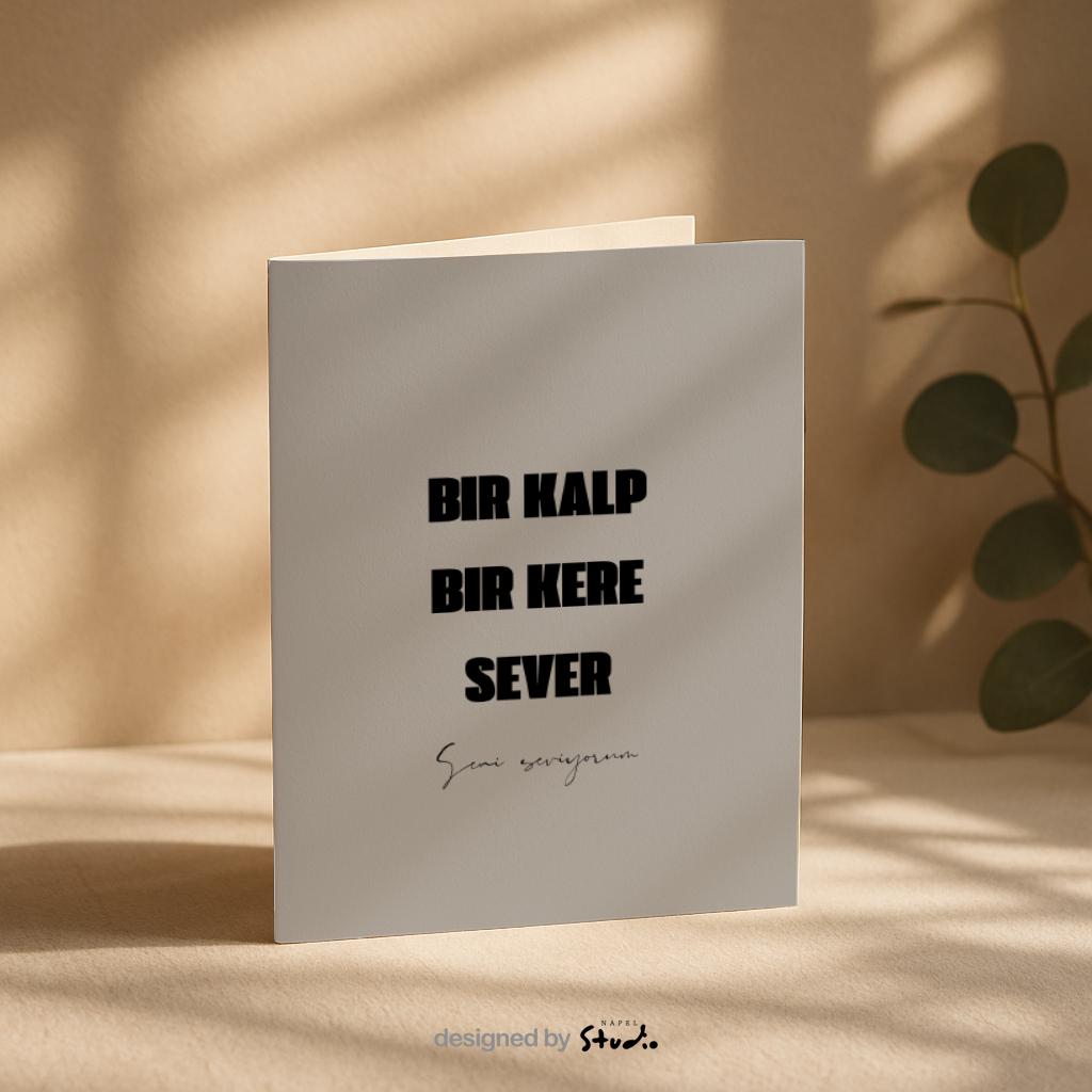 Bir Kalp Bir Kere Sever Grußkarte | Romantische türkische Liebeskarte minimalistisch