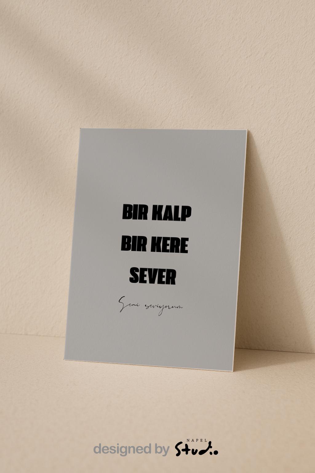 Bir Kalp Bir Kere Sever Grußkarte | Romantische türkische Liebeskarte minimalistisch
