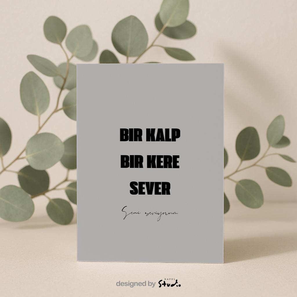 Bir Kalp Bir Kere Sever Grußkarte | Romantische türkische Liebeskarte minimalistisch