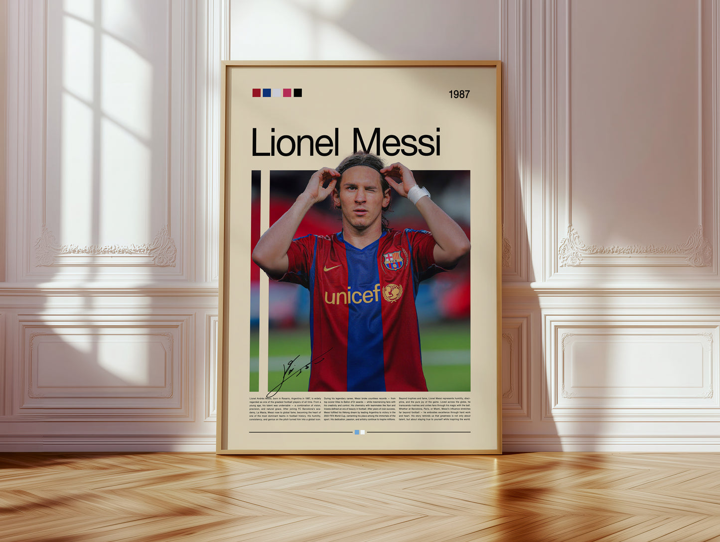 Poster von Lionel Messi in Barcelona-Trikot. Zeigt ihn während eines Spiels, inspiriert vom Stil klassischer Sportfotografie. Ideal als Wanddekoration für Fußball- und Sportfans, mit satten Farben und hochwertigem Druck.