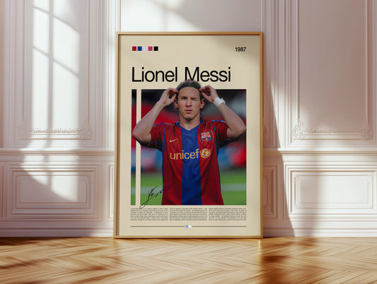 Poster von Lionel Messi in Barcelona-Trikot. Zeigt ihn während eines Spiels, inspiriert vom Stil klassischer Sportfotografie. Ideal als Wanddekoration für Fußball- und Sportfans, mit satten Farben und hochwertigem Druck.