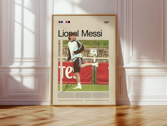 Hochwertiges Poster von Lionel Messi in einer seltenen Trainingsszene mit der argentinischen Nationalmannschaft. Das Design zeigt den jungen Fußballstar in Bewegung mit Ball, inspiriert von klassischen Sportaufnahmen. Perfekt als Wanddekoration für Fußballfans, Sportliebhaber oder Sammler – gedruckt auf mattem Premiumpapier mit lebendigen Farben und klaren Linien, ideal für Zuhause oder Büro.